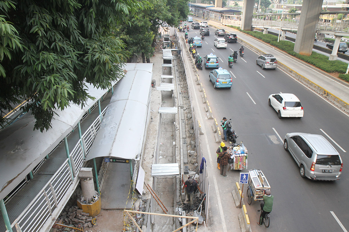 Pekerja menyelesaikan perbaikan trotoar di Jalan H.R. Rasuna Said, Jakarta, Selasa (23/7/2024). (BeritaNasional.com/Oke Atmaja)