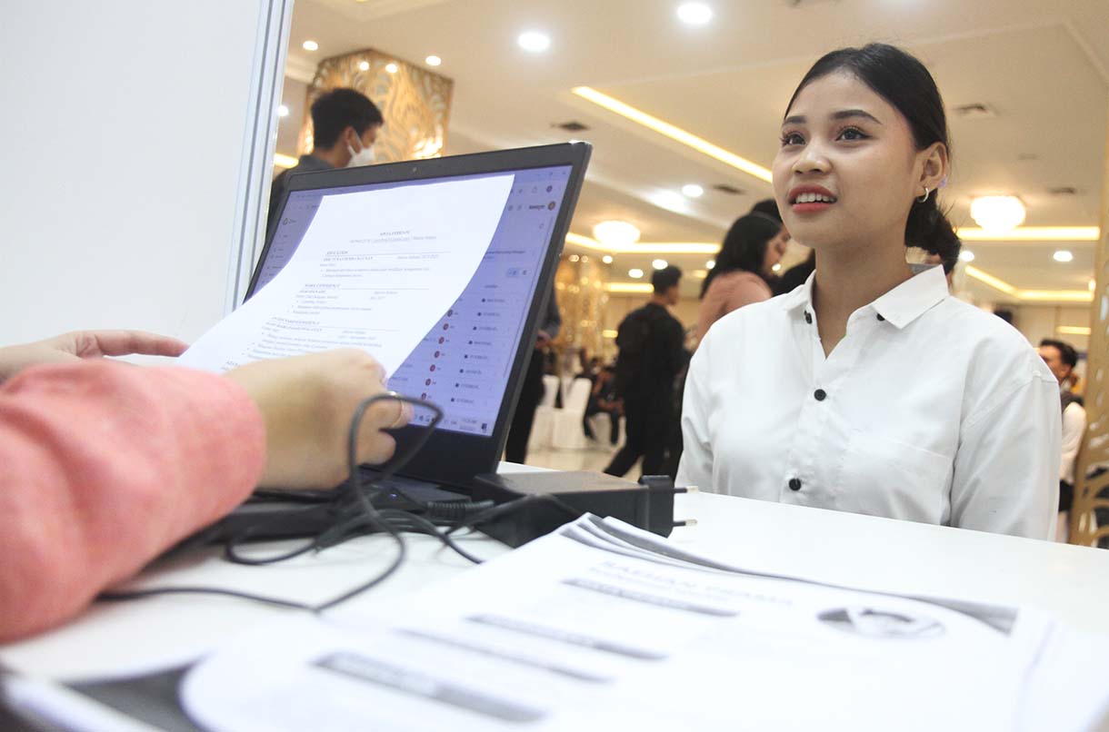 Pencari kerja memadati stan perusahaan saat acara Job Fair 2025 di Kantor Kementerian Tenaga Kerja, Jakarta, Kamis (22/5/2025). (Beritanasional.com/oke Atmaja)