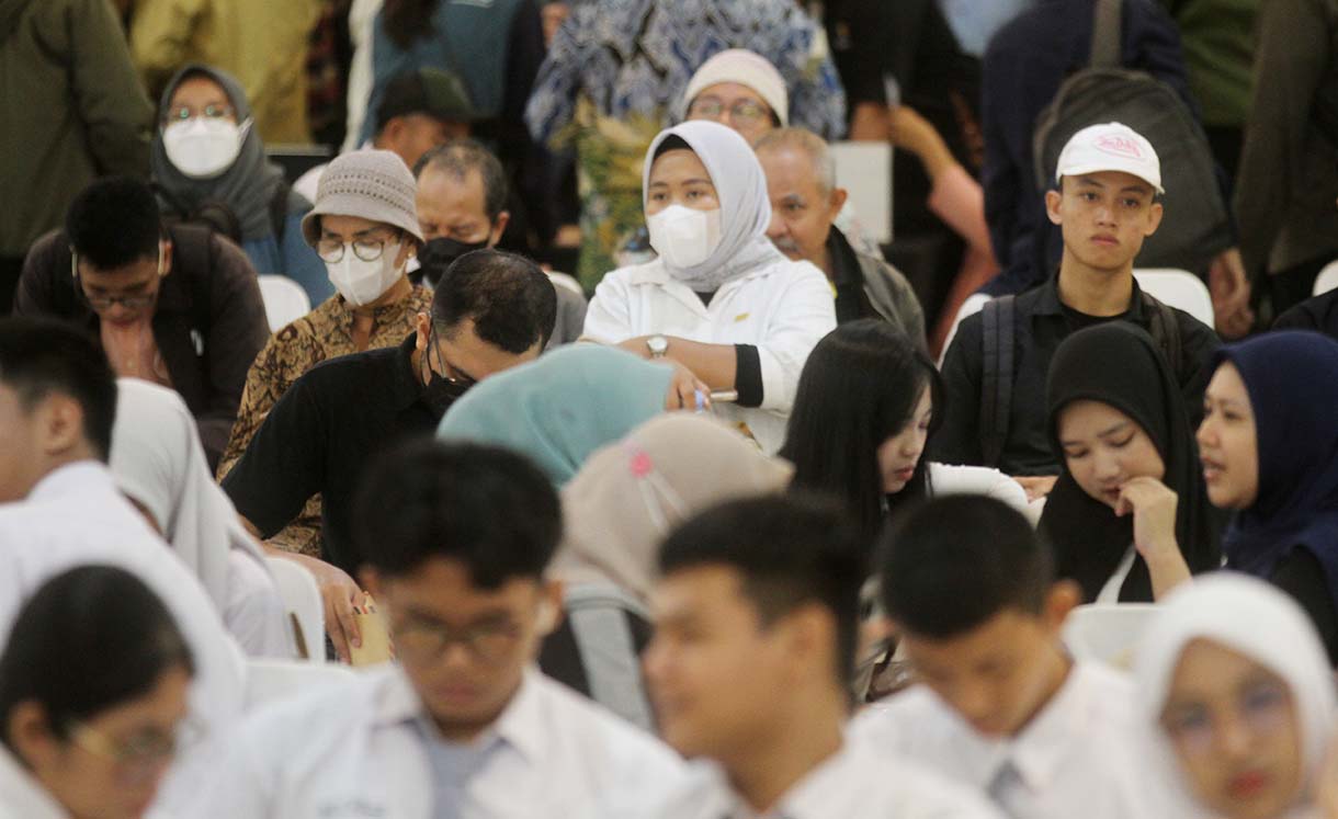 Pencari kerja memadati stan perusahaan saat acara Job Fair 2025 di Kantor Kementerian Tenaga Kerja, Jakarta, Kamis (22/5/2025). (Beritanasional.com/oke Atmaja)
