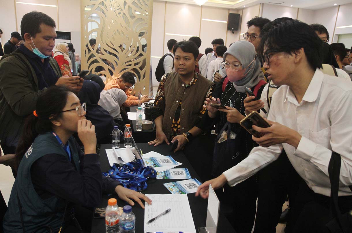 Pencari kerja memadati stan perusahaan saat acara Job Fair 2025 di Kantor Kementerian Tenaga Kerja, Jakarta, Kamis (22/5/2025). (Beritanasional.com/oke Atmaja)