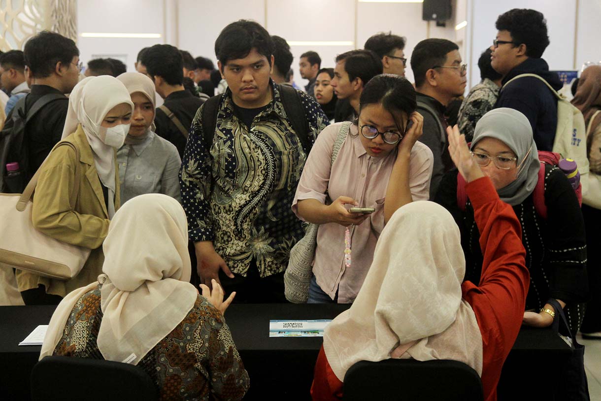 Pencari kerja memadati stan perusahaan saat acara Job Fair 2025 di Kantor Kementerian Tenaga Kerja, Jakarta, Kamis (22/5/2025). (Beritanasional.com/oke Atmaja)