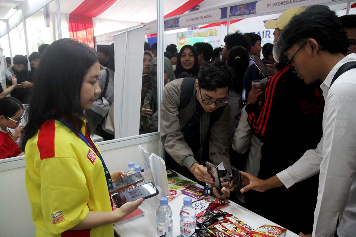 Pencari kerja memadati stan perusahaan saat acara Job Fair 2025 di Kantor Kementerian Tenaga Kerja, Jakarta, Kamis (22/5/2025). (Beritanasional.com/oke Atmaja)