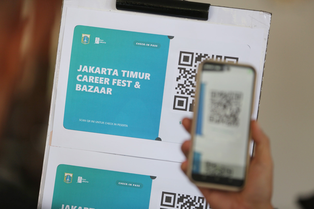 Pencari kerja mencari informasi lowongan pekerjaan pada kegiatan Job Fair yang digelar Pemkot Jakarta Timur di GOR Ciracas, Jakarta, Selasa (28 Juli 2028).  (Beritanasional.com/Oke Atmaja)