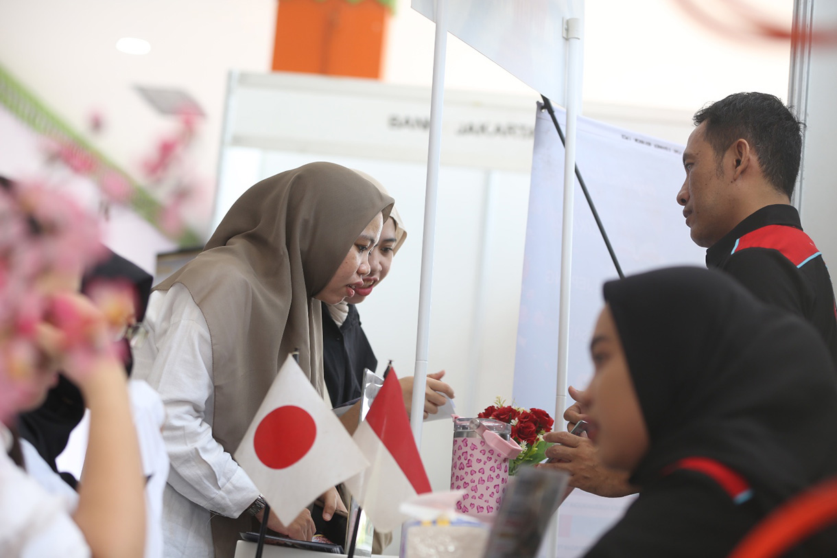 Pencari kerja mencari informasi lowongan pekerjaan pada kegiatan Job Fair yang digelar Pemkot Jakarta Timur di GOR Ciracas, Jakarta, Selasa (28 Juli 2028).  (Beritanasional.com/Oke Atmaja)