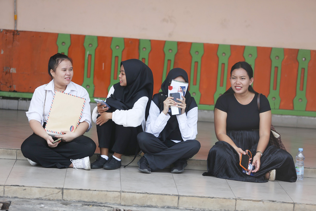 Pencari kerja mencari informasi lowongan pekerjaan pada kegiatan Job Fair yang digelar Pemkot Jakarta Timur di GOR Ciracas, Jakarta, Selasa (28 Juli 2028).  (Beritanasional.com/Oke Atmaja)