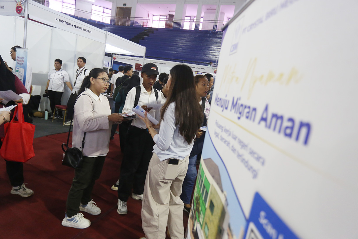 Pencari kerja mencari informasi lowongan pekerjaan pada kegiatan Job Fair yang digelar Pemkot Jakarta Timur di GOR Ciracas, Jakarta, Selasa (28 Juli 2028).  (Beritanasional.com/Oke Atmaja)