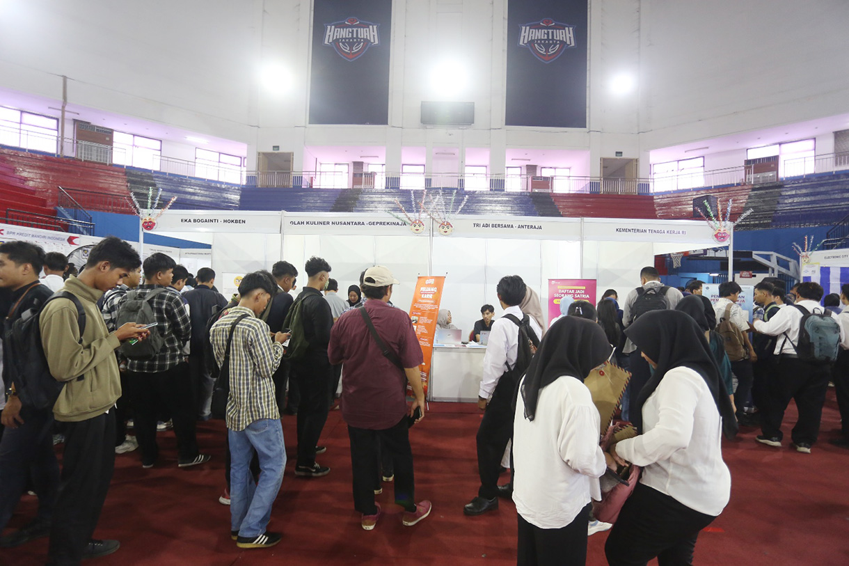 Pencari kerja mencari informasi lowongan pekerjaan pada kegiatan Job Fair yang digelar Pemkot Jakarta Timur di GOR Ciracas, Jakarta, Selasa (28 Juli 2028).  (Beritanasional.com/Oke Atmaja)