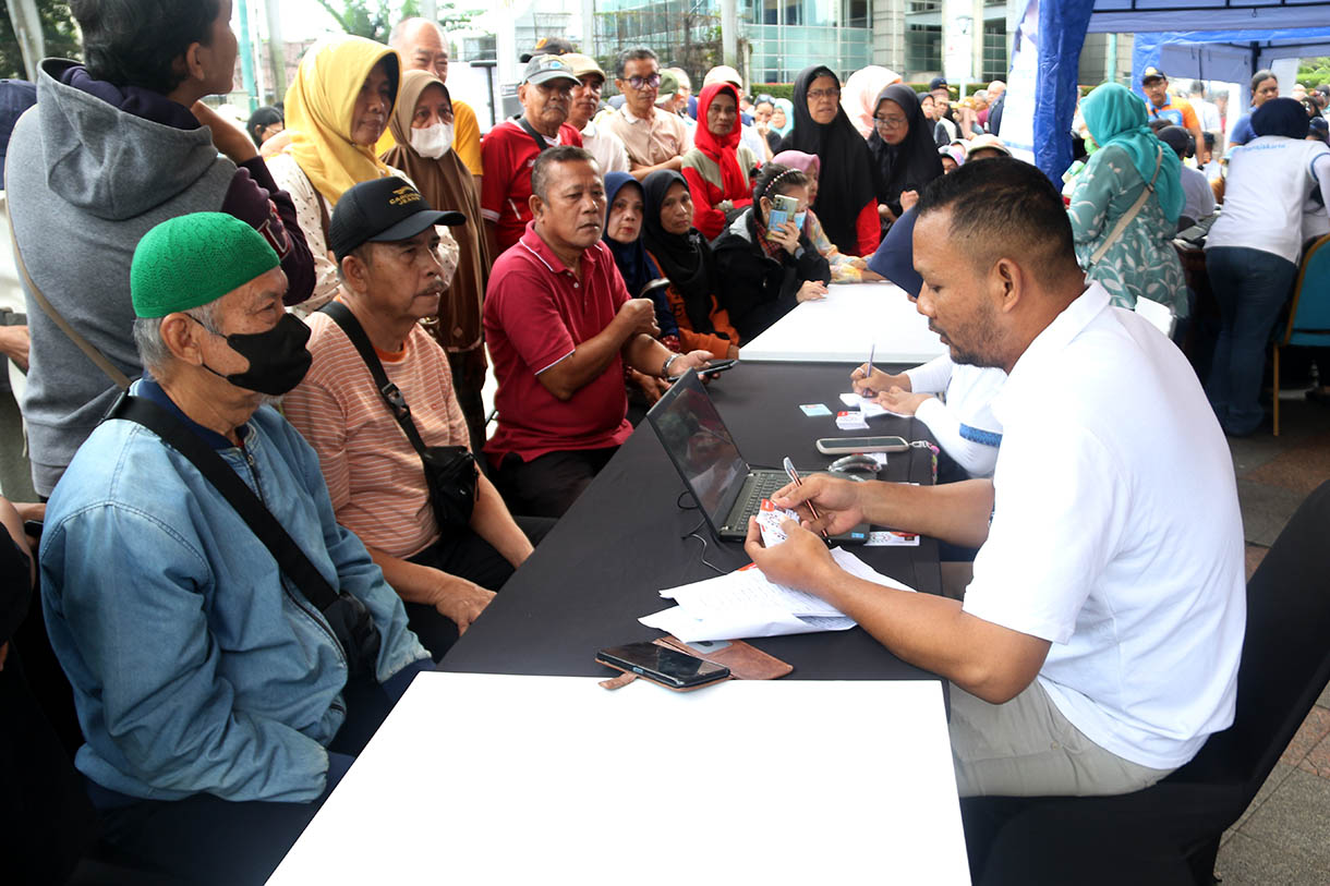 Sejumlah warga lanjut usia (lansia) antre untuk mendaftar dan perpanjangan program Kartu Layanan Gratis (KLG) pada Hari Bebas Kendaraan Bermotor (HBKB) di kawasan Bundaran HI, Jakarta Pusat, Minggu (16/11/2025).  (Beritanasional.com/Oke Atmaja)