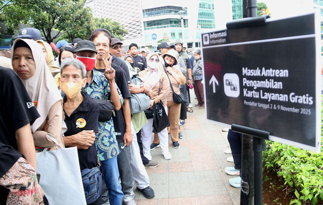 Sejumlah warga lanjut usia (lansia) antre untuk mendaftar dan perpanjangan program Kartu Layanan Gratis (KLG) pada Hari Bebas Kendaraan Bermotor (HBKB) di kawasan Bundaran HI, Jakarta Pusat, Minggu (16/11/2025).  (Beritanasional.com/Oke Atmaja)
