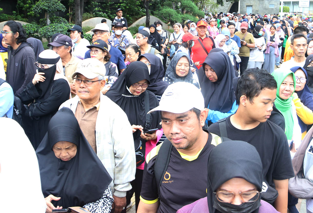 Sejumlah warga lanjut usia (lansia) antre untuk mendaftar dan perpanjangan program Kartu Layanan Gratis (KLG) pada Hari Bebas Kendaraan Bermotor (HBKB) di kawasan Bundaran HI, Jakarta Pusat, Minggu (16/11/2025).  (Beritanasional.com/Oke Atmaja)