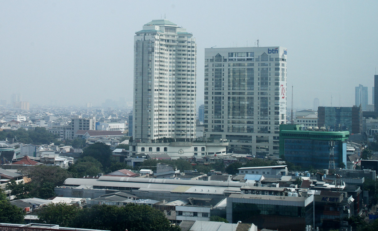 Suasana kawasan padat penduduk dengan latar belakang gedung bertingkat di, Jakarta, Kamis (12/12/2024).  (BeritaNasional.com/Oke Atmaja)