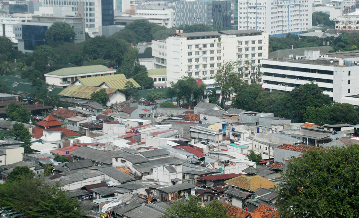 Suasana kawasan padat penduduk dengan latar belakang gedung bertingkat di, Jakarta, Kamis (12/12/2024).  (BeritaNasional.com/Oke Atmaja)