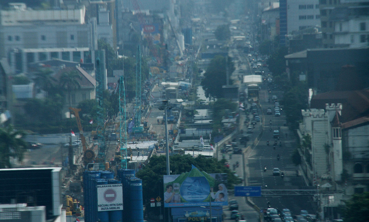 Suasana kawasan padat penduduk dengan latar belakang gedung bertingkat di, Jakarta, Kamis (12/12/2024).  (BeritaNasional.com/Oke Atmaja)