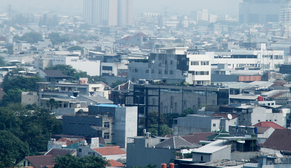 Suasana kawasan padat penduduk dengan latar belakang gedung bertingkat di, Jakarta, Kamis (12/12/2024).  (BeritaNasional.com/Oke Atmaja)