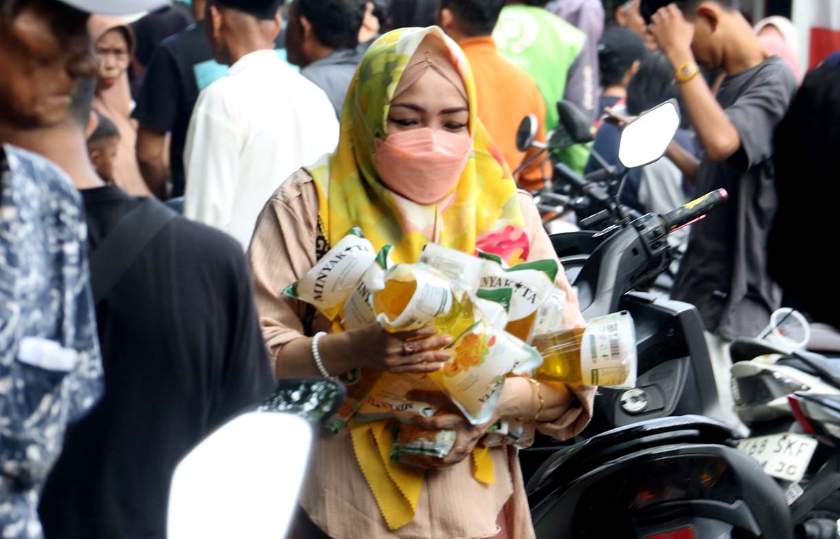Petugas memberikan beras saat pendistribusian bantuan pangan berupa beras dan minyak goreng, di Balai RW 03 Menteng, Jakarta, Rabu (10/6/2026).  (Beritanasional.com/Oke Atmaja)
