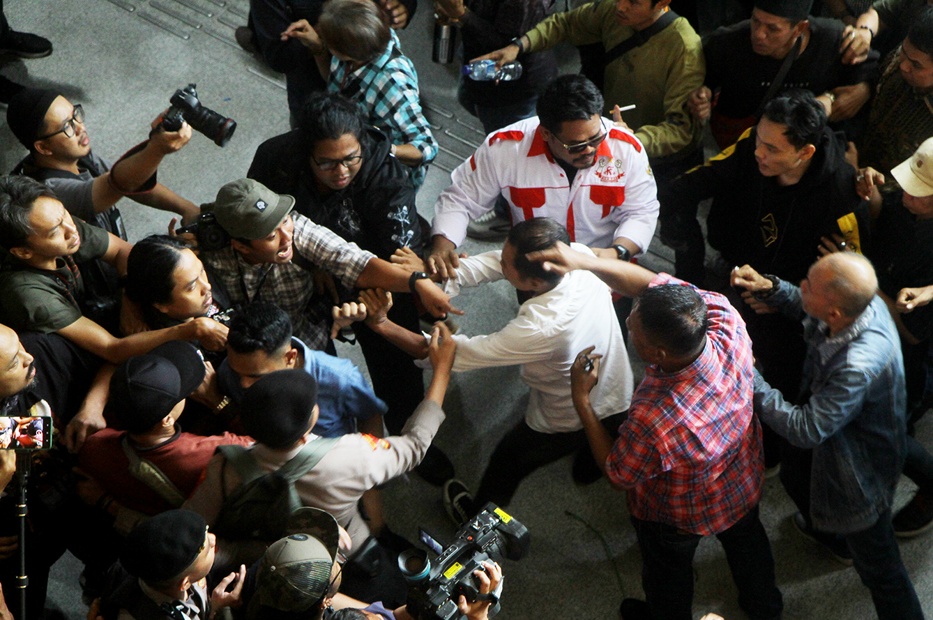 Simpatisan pendukung eks Mentan Syahrul Yasin Limpo (SYL) mengamuk usai sidang pembacaan putusan oleh Majelis Hakim, di Pengadilan Tipikor Jakarta Pusat, Kamis (11/7/2024).(BeritaNasional.com/Oke Atmaja)