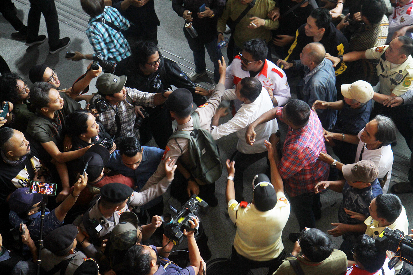 Simpatisan pendukung eks Mentan Syahrul Yasin Limpo (SYL) mengamuk usai sidang pembacaan putusan oleh Majelis Hakim, di Pengadilan Tipikor Jakarta Pusat, Kamis (11/7/2024).(BeritaNasional.com/Oke Atmaja)