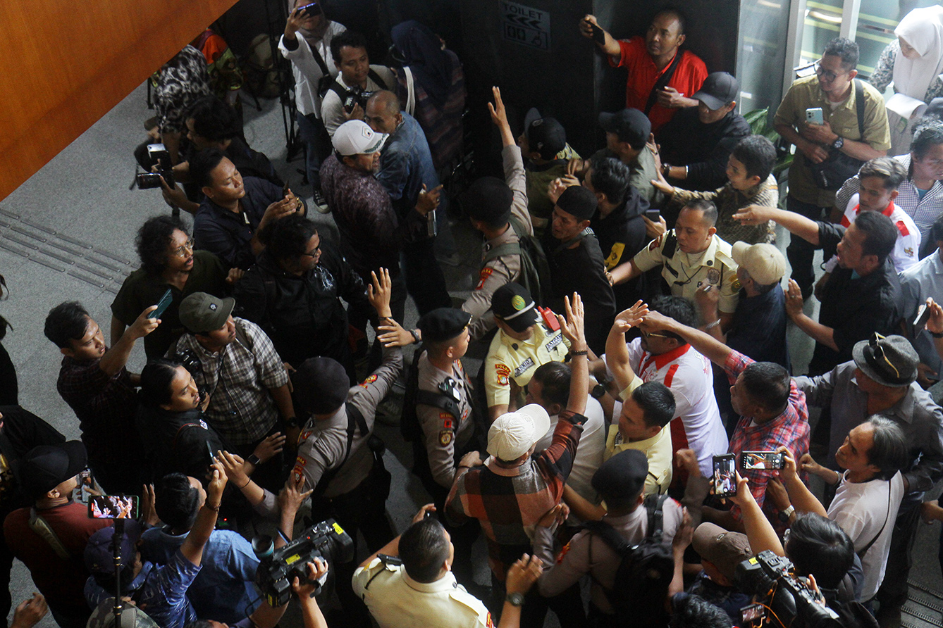 Simpatisan pendukung eks Mentan Syahrul Yasin Limpo (SYL) mengamuk usai sidang pembacaan putusan oleh Majelis Hakim, di Pengadilan Tipikor Jakarta Pusat, Kamis (11/7/2024).(BeritaNasional.com/Oke Atmaja)