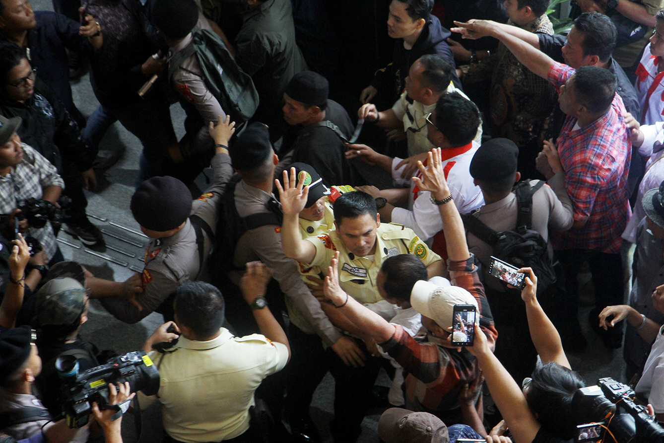 Simpatisan pendukung eks Mentan Syahrul Yasin Limpo (SYL) mengamuk usai sidang pembacaan putusan oleh Majelis Hakim, di Pengadilan Tipikor Jakarta Pusat, Kamis (11/7/2024).(BeritaNasional.com/Oke Atmaja)