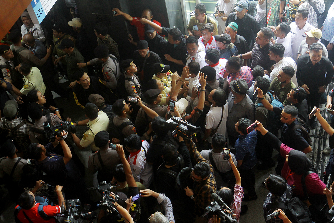 Simpatisan pendukung eks Mentan Syahrul Yasin Limpo (SYL) mengamuk usai sidang pembacaan putusan oleh Majelis Hakim, di Pengadilan Tipikor Jakarta Pusat, Kamis (11/7/2024).(BeritaNasional.com/Oke Atmaja)