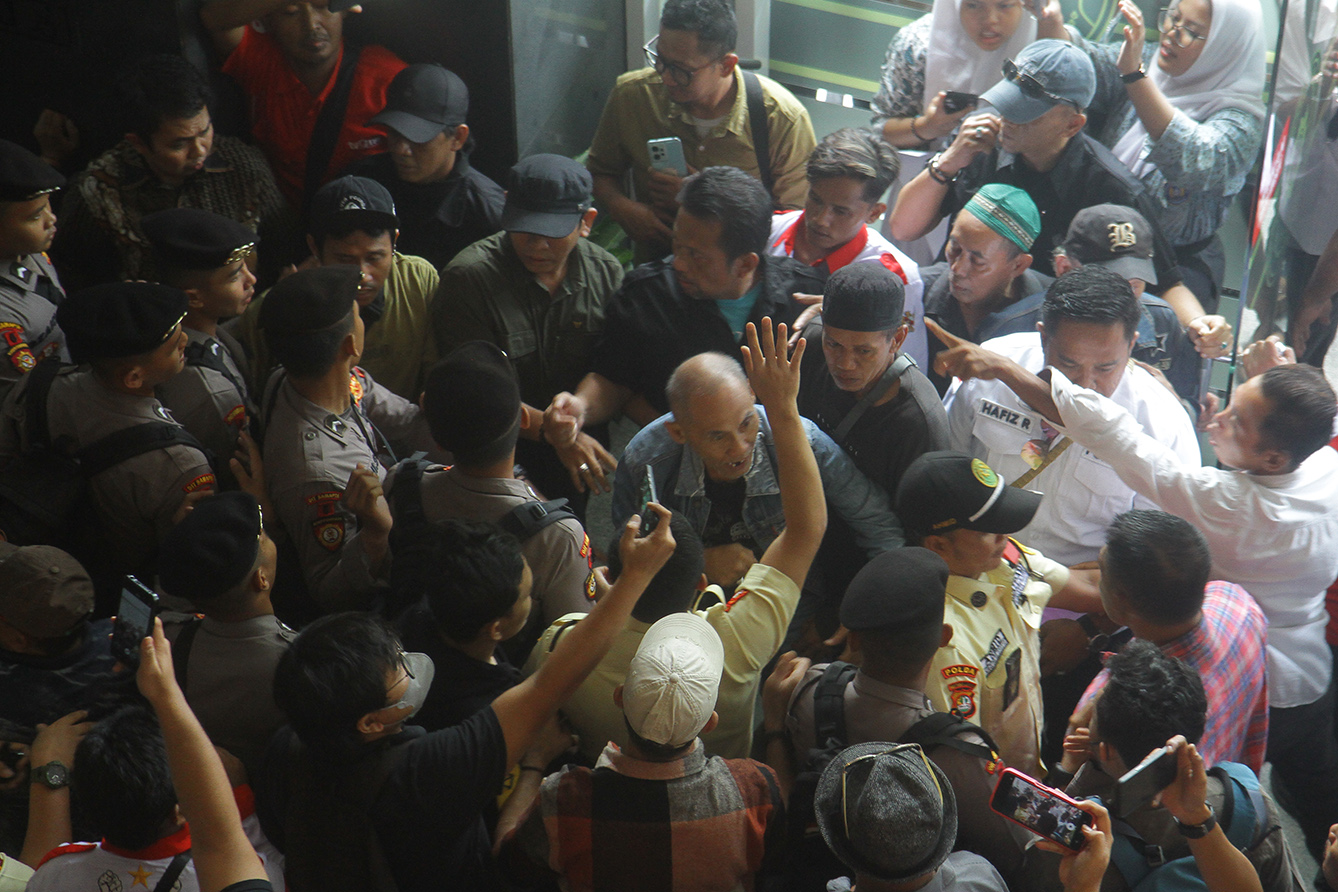 Simpatisan pendukung eks Mentan Syahrul Yasin Limpo (SYL) mengamuk usai sidang pembacaan putusan oleh Majelis Hakim, di Pengadilan Tipikor Jakarta Pusat, Kamis (11/7/2024).(BeritaNasional.com/Oke Atmaja)