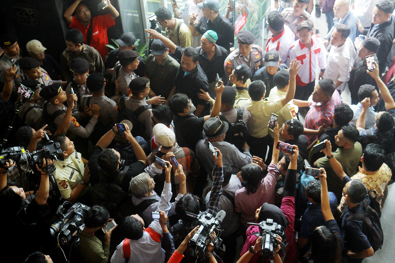 Simpatisan pendukung eks Mentan Syahrul Yasin Limpo (SYL) mengamuk usai sidang pembacaan putusan oleh Majelis Hakim, di Pengadilan Tipikor Jakarta Pusat, Kamis (11/7/2024).(BeritaNasional.com/Oke Atmaja)