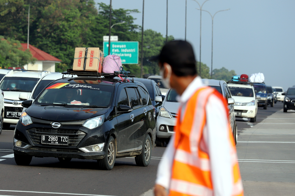 Petugas memberi arah kepada pemudik yang melintas di Tol Cikampek. (BeritaNasional/Elvis Sendouw)