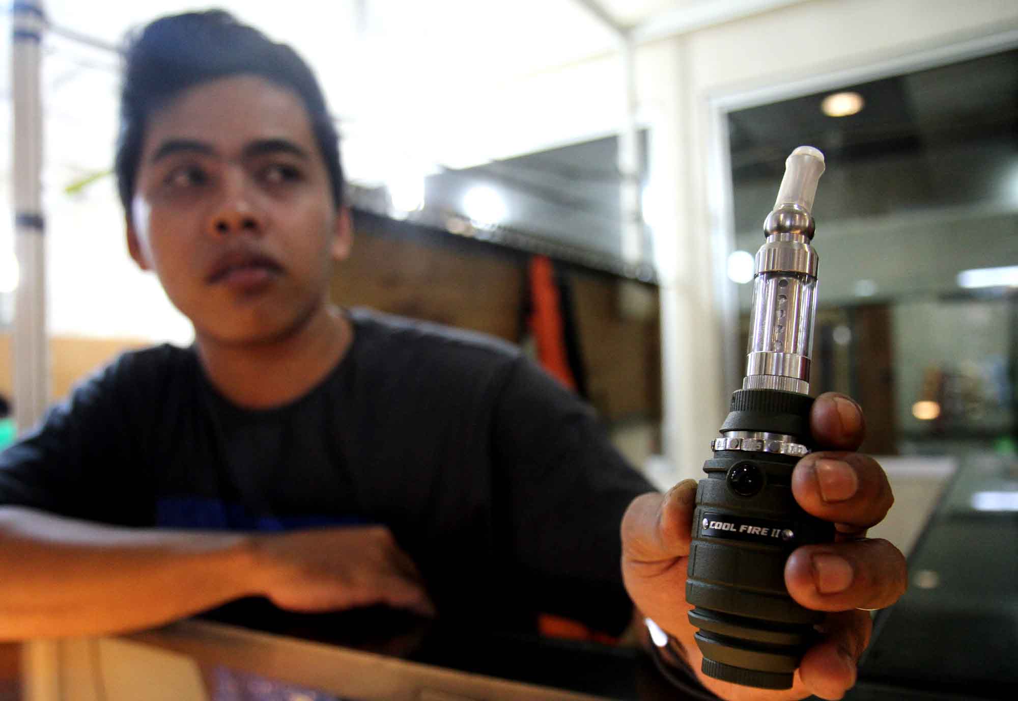 Penjual menata rokok elektrik di salah satu toko di Kawasan Pasar Rumput, Jakarta, Senin(4/11/2024).  (BeritaNasional.com/Oke Atmaja)