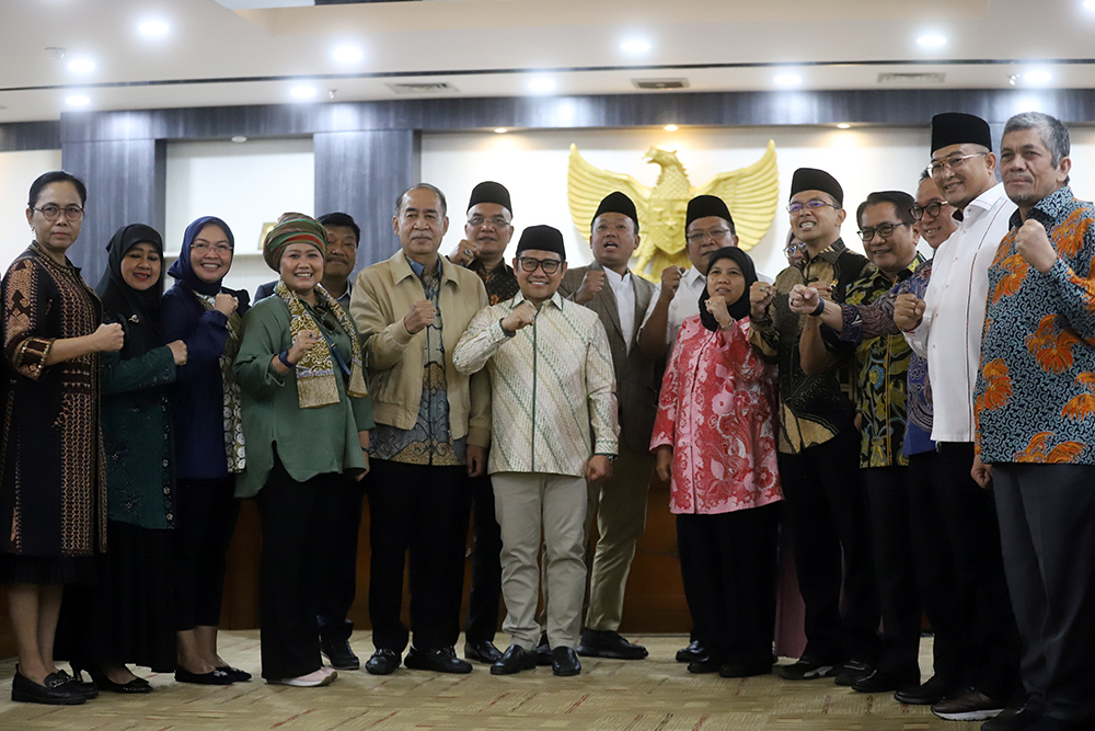 Wakil Ketua DPR sekaligus Ketua Timwas Haji DPR Abdul Muhaimin Iskandar menyerahkan palu Pimpinan kepada Ketua Pansus Angket Pengawasan Haji DPR (terpilih) Nusron Wahid. (BeritaNasional/Elvis Sendouw)