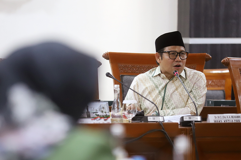 Wakil Ketua DPR sekaligus Ketua Timwas Haji DPR Abdul Muhaimin Iskandar menyerahkan palu Pimpinan kepada Ketua Pansus Angket Pengawasan Haji DPR (terpilih) Nusron Wahid. (BeritaNasional/Elvis Sendouw)