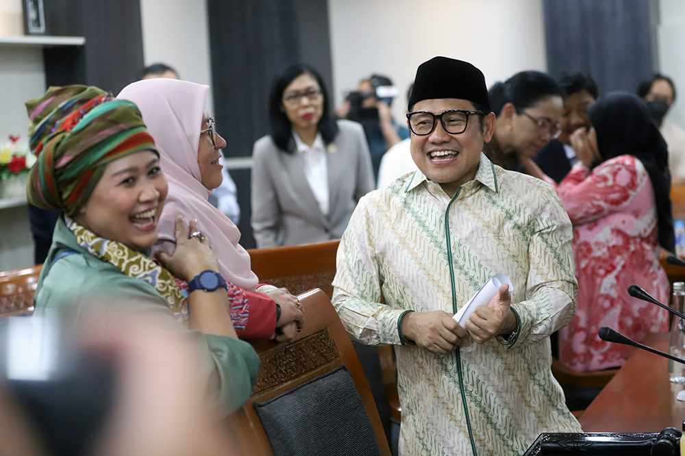 Wakil Ketua DPR sekaligus Ketua Timwas Haji DPR Abdul Muhaimin Iskandar menyerahkan palu Pimpinan kepada Ketua Pansus Angket Pengawasan Haji DPR (terpilih) Nusron Wahid. (BeritaNasional/Elvis Sendouw)