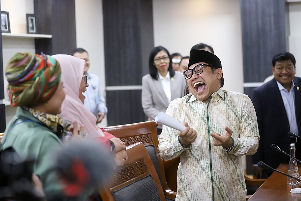 Wakil Ketua DPR sekaligus Ketua Timwas Haji DPR Abdul Muhaimin Iskandar menyerahkan palu Pimpinan kepada Ketua Pansus Angket Pengawasan Haji DPR (terpilih) Nusron Wahid. (BeritaNasional/Elvis Sendouw)