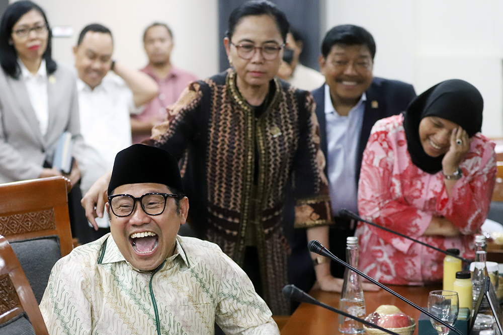 Wakil Ketua DPR sekaligus Ketua Timwas Haji DPR Abdul Muhaimin Iskandar menyerahkan palu Pimpinan kepada Ketua Pansus Angket Pengawasan Haji DPR (terpilih) Nusron Wahid. (BeritaNasional/Elvis Sendouw)