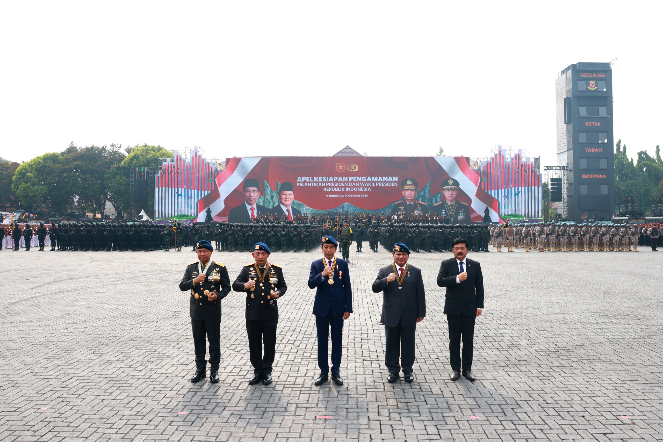 Presiden Jokowi bersama Menteri Pertahanan yang juga Presiden terpilih Prabowo Subianto saat upacara penganugerahan medali kehormatan keamanan dan keselamatan publik Loka Praja Samrakshana. (BeritaNasional/Menhan/Elvis Sendouw)