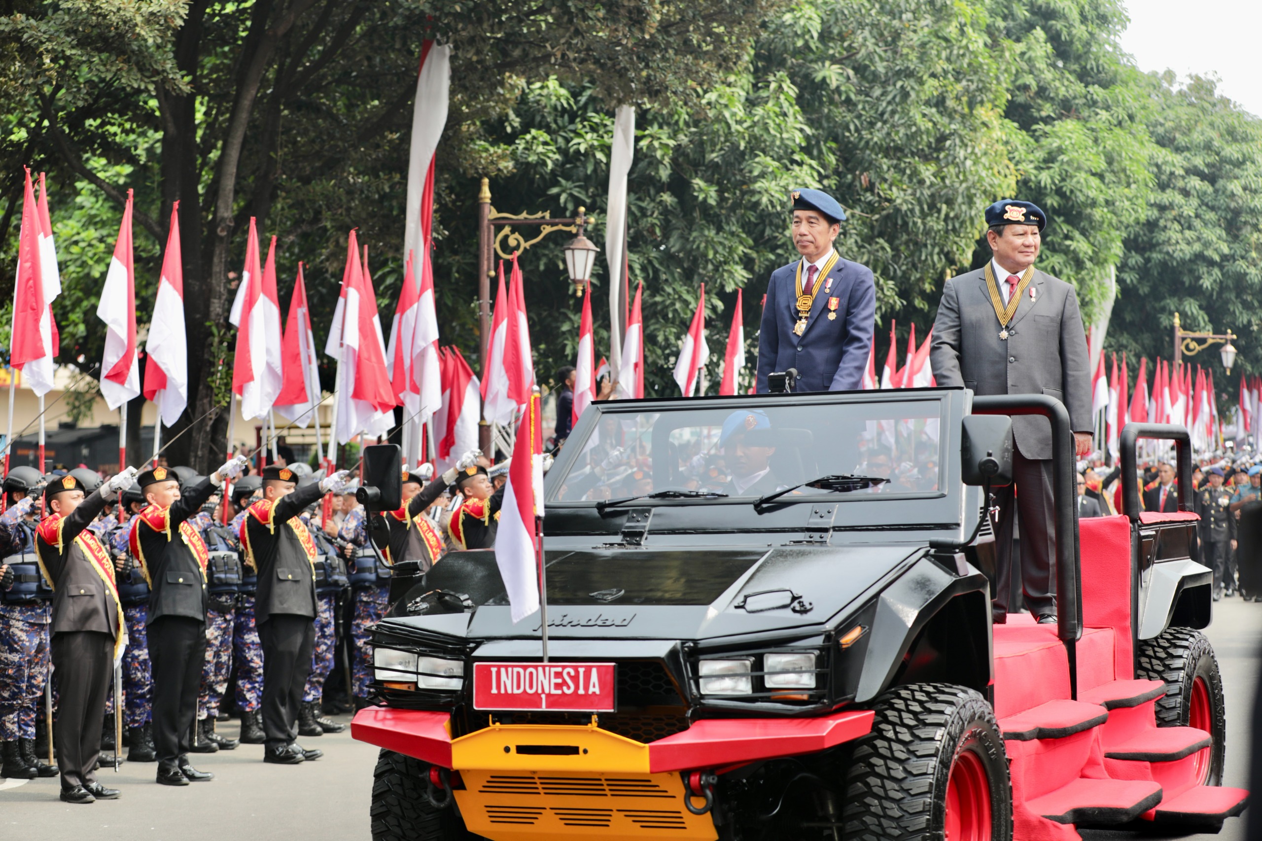 Presiden Jokowi bersama Menteri Pertahanan yang juga Presiden terpilih Prabowo Subianto saat upacara penganugerahan medali kehormatan keamanan dan keselamatan publik Loka Praja Samrakshana. (BeritaNasional/Menhan/Elvis Sendouw)