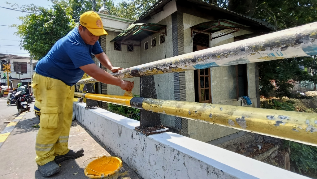 Pengecatan Jembatan Kali Ciliwung Sejumlah petugas Sudin Bina Marga Jakarta Pusat mengecat jembatan Kali Ciliwung di Jalan Menteng Jaya, Jakarta,Senin (5/5/2025). (Beritanasional.com/Oke Atmaja)