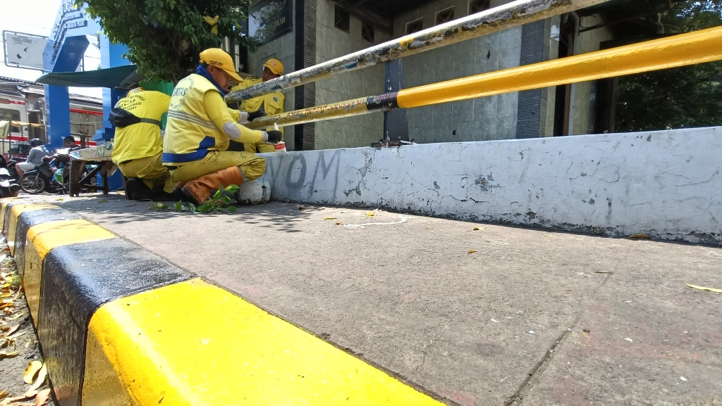 Pengecatan Jembatan Kali Ciliwung Sejumlah petugas Sudin Bina Marga Jakarta Pusat mengecat jembatan Kali Ciliwung di Jalan Menteng Jaya, Jakarta,Senin (5/5/2025). (Beritanasional.com/Oke Atmaja)