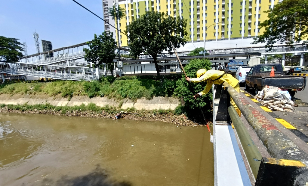 Pengecatan Jembatan Kali Ciliwung Sejumlah petugas Sudin Bina Marga Jakarta Pusat mengecat jembatan Kali Ciliwung di Jalan Menteng Jaya, Jakarta,Senin (5/5/2025). (Beritanasional.com/Oke Atmaja)