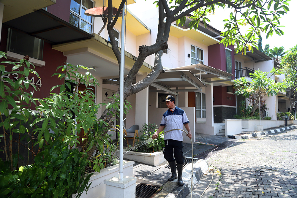 Sekjen DPR Indra Iskandar meninjau kondisi rumah jabatan anggota DPR. (BeritaNasional/Elvis Sendouw)