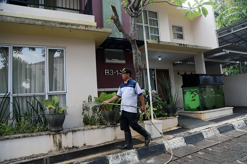 Sekjen DPR Indra Iskandar meninjau kondisi rumah jabatan anggota DPR. (BeritaNasional/Elvis Sendouw)