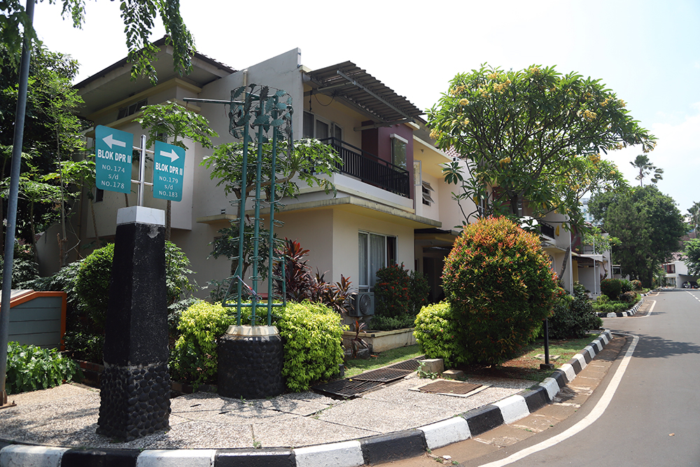 Sekjen DPR Indra Iskandar meninjau kondisi rumah jabatan anggota DPR. (BeritaNasional/Elvis Sendouw)