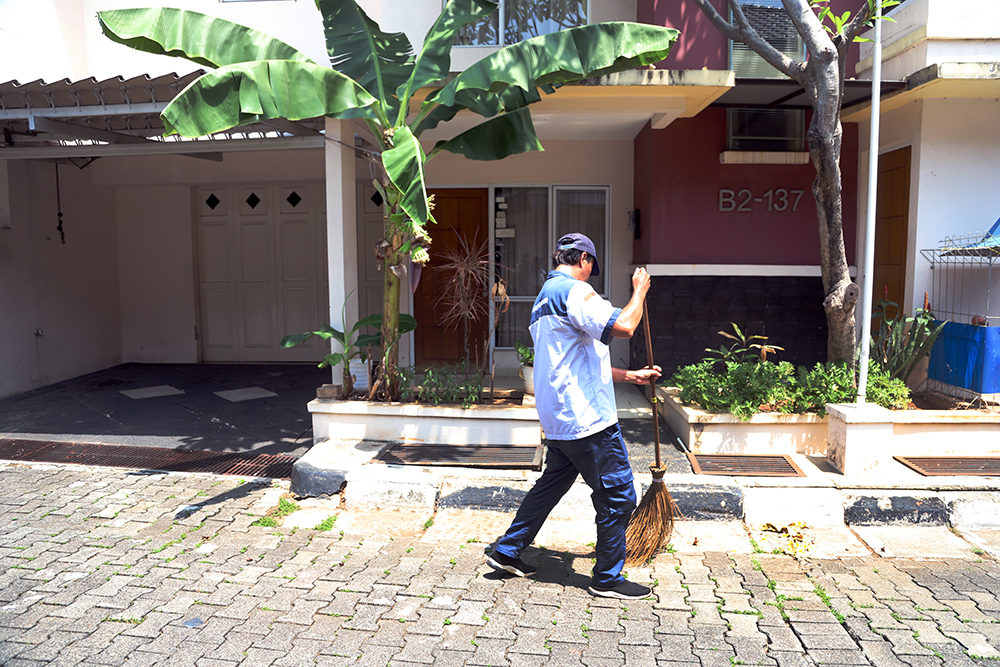 Sekjen DPR Indra Iskandar meninjau kondisi rumah jabatan anggota DPR. (BeritaNasional/Elvis Sendouw)