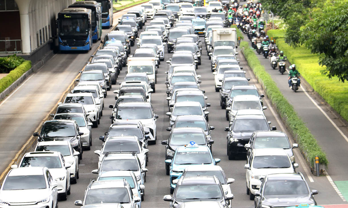 Kendaraan terjebak kemacetan di Jalan Jenderal Sudirman, Jakarta, Selasa (11/11/2025).  (Beritanasional.com/Oke Atmaja)