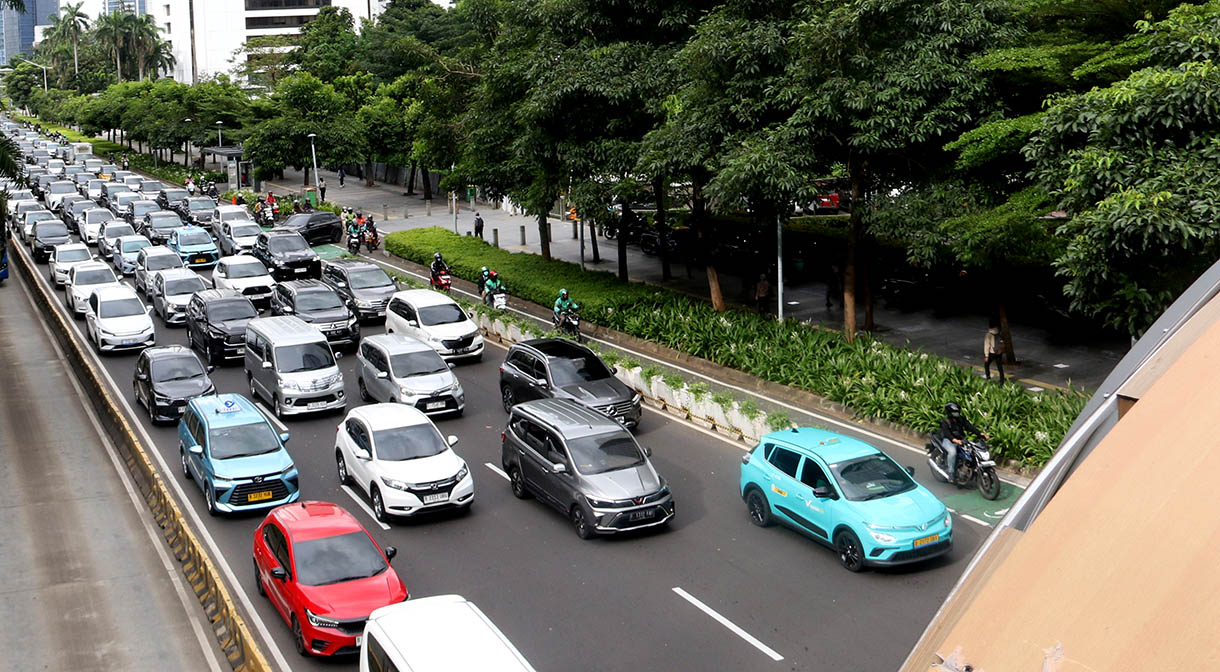 Kendaraan terjebak kemacetan di Jalan Jenderal Sudirman, Jakarta, Selasa (11/11/2025).  (Beritanasional.com/Oke Atmaja)
