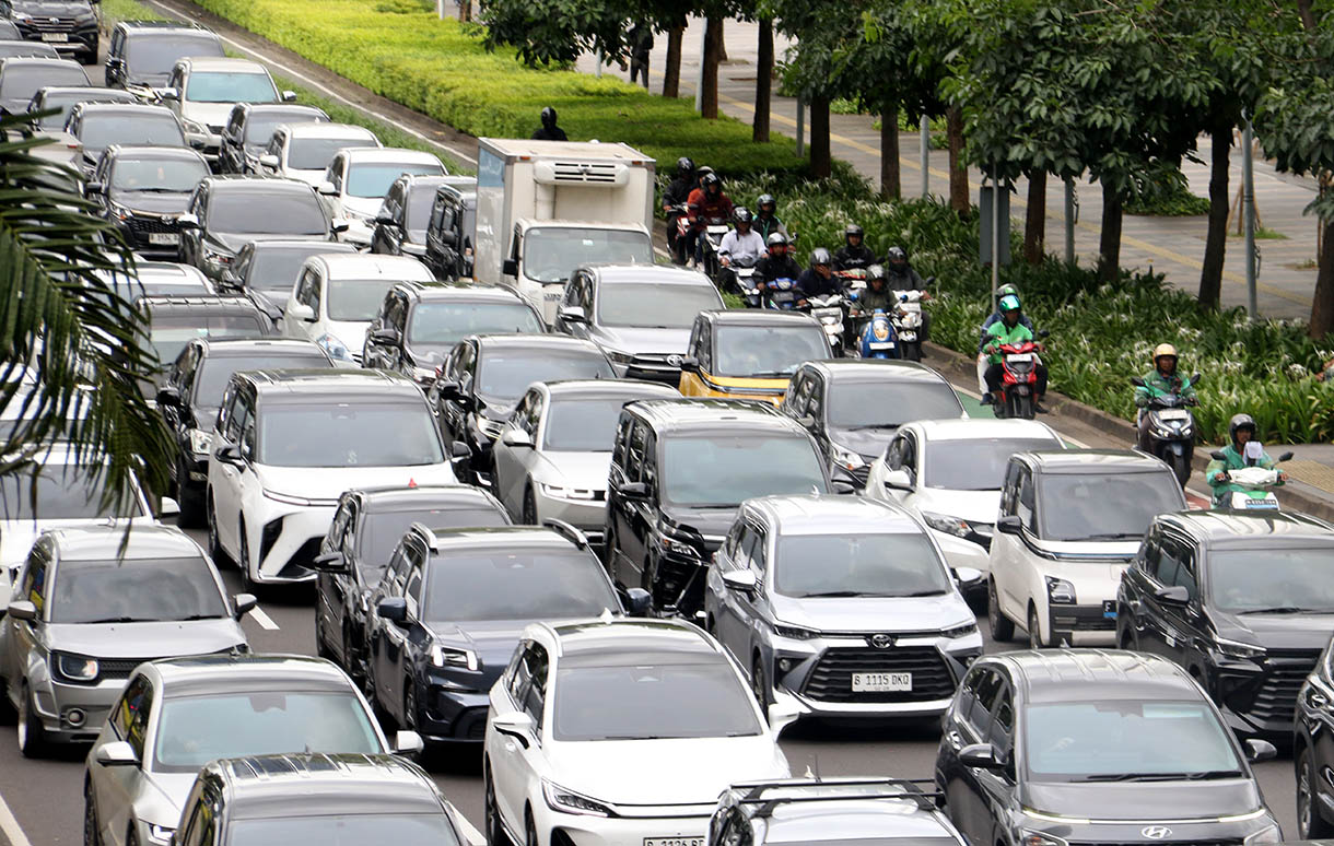 Kendaraan terjebak kemacetan di Jalan Jenderal Sudirman, Jakarta, Selasa (11/11/2025).  (Beritanasional.com/Oke Atmaja)