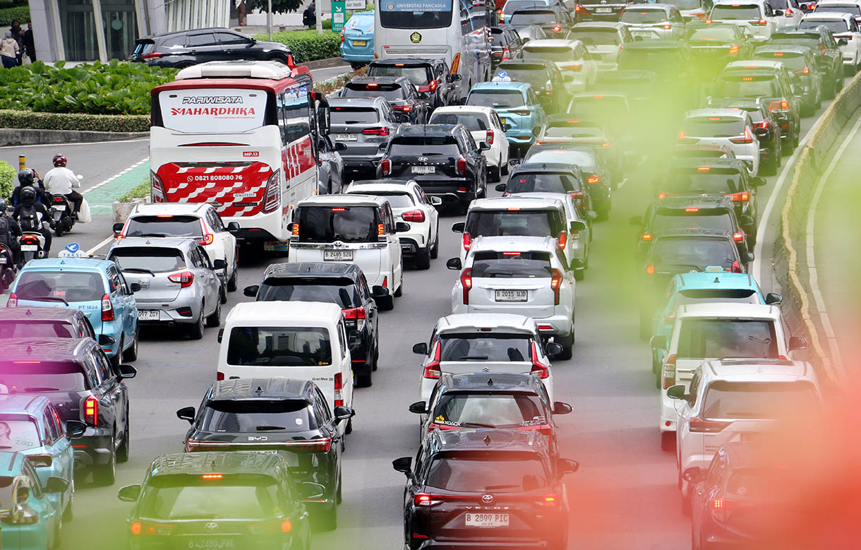 Kendaraan terjebak kemacetan di Jalan Jenderal Sudirman, Jakarta, Selasa (11/11/2025).  (Beritanasional.com/Oke Atmaja)