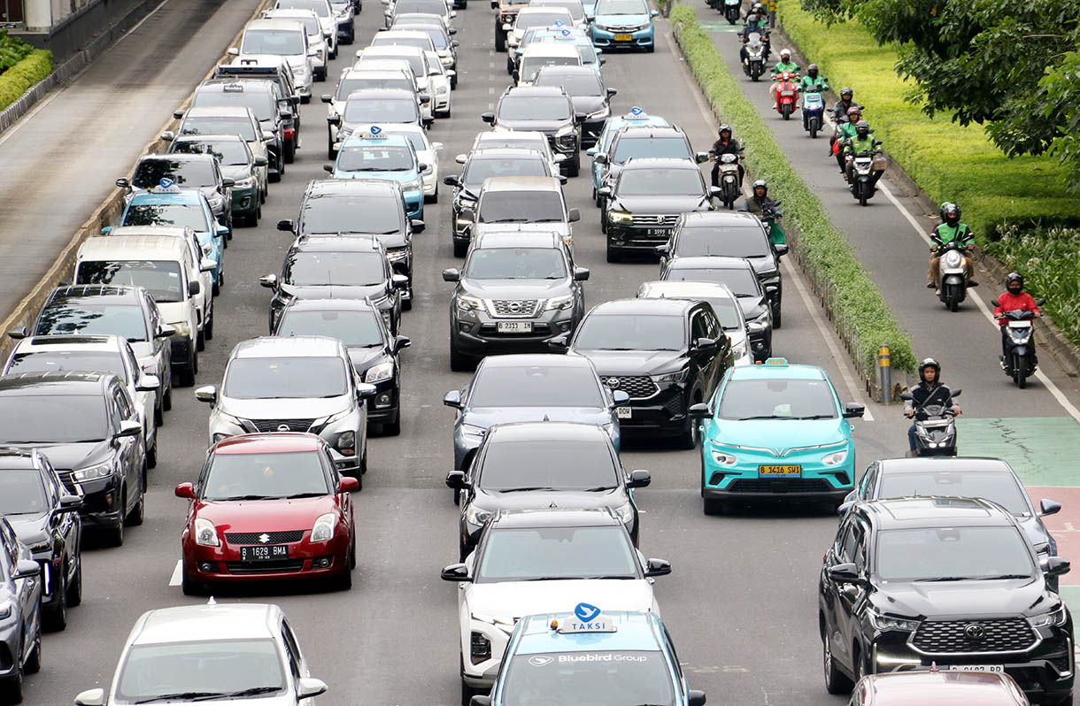 Kendaraan terjebak kemacetan di Jalan Jenderal Sudirman Jakarta. (Beritanasional/Oke Atmaja)