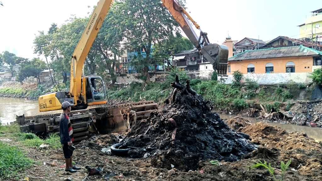 Pengerukan Endapan Lumpur di Kali Ciliwung Petugas Suku Dinas Sumber Daya Air (SDA) Jakarta Barat mengoperasikan alat berat untuk mengangkat lumpur di Kali Ciliwung ,Jakarta, Minggu (11/5/2025). (Berita nasional.com/ Oke Atmaja)