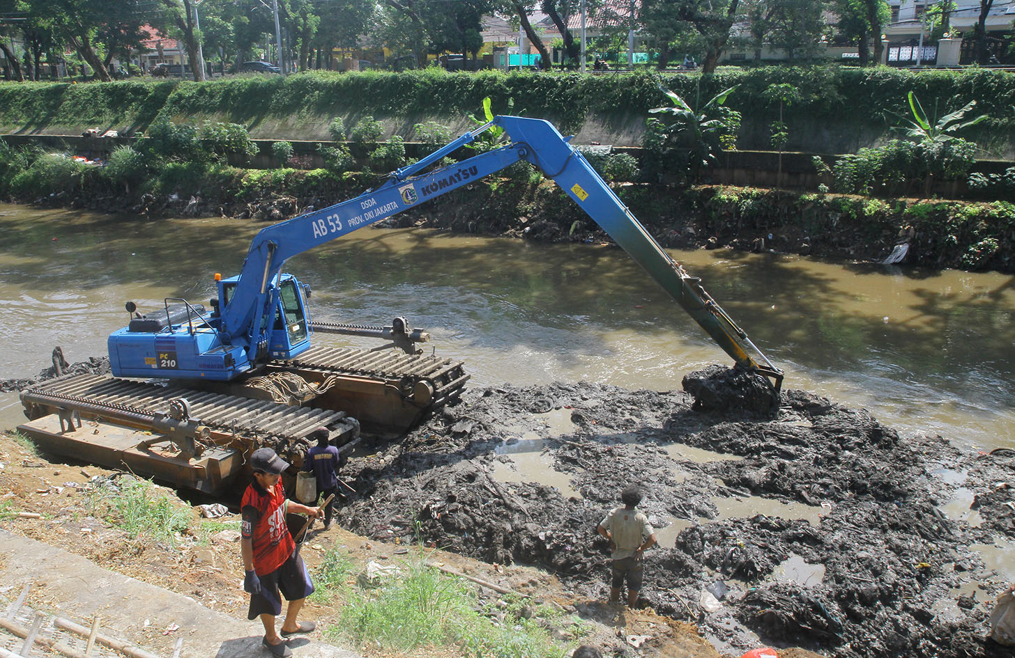 Alat berat mengeruk endapan lumpur di Kali Ciliwung, Jalan Latuharhary, Jakarta, Jumat (7/6/2024). (BeritaNasional.Com/Oke Atmaja)