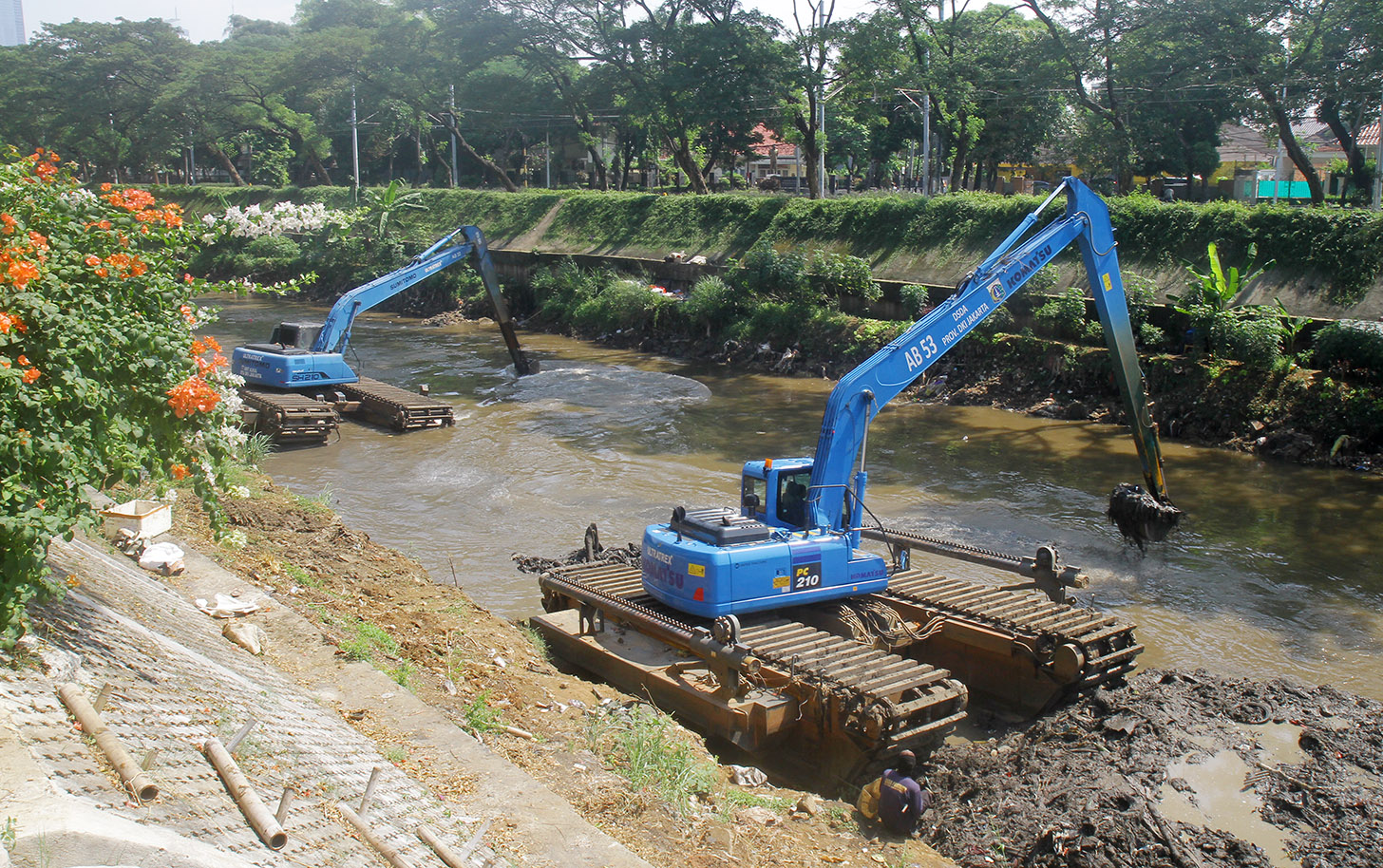 Alat berat mengeruk endapan lumpur di Kali Ciliwung, Jalan Latuharhary, Jakarta, Jumat (7/6/2024). (BeritaNasional.Com/Oke Atmaja)